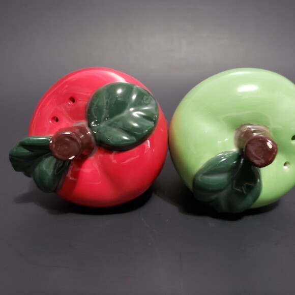 Apple Salt & Pepper Shakers Red / Green ( 3" x 2.5 " ) - Picture 2 of 8